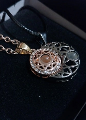 Collar Sol Y Luna Con 100 Idiomas